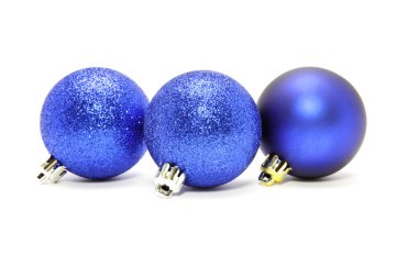 Beyaz arka planda izole edilmiş Noel topları