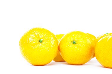 beyaz arkaplanda portakallar