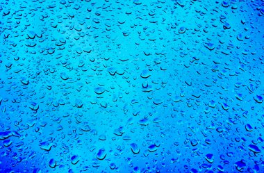 su, metal yüzeye bırakır. arka plan