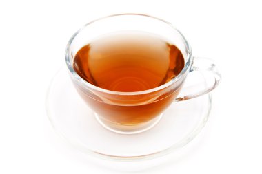 Beyaz arkaplanda izole edilmiş fincanda çay