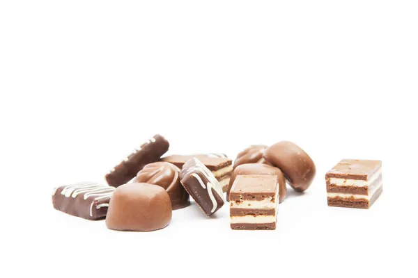 Çikolata yığın beyaz bir arka plan — Stok fotoğraf