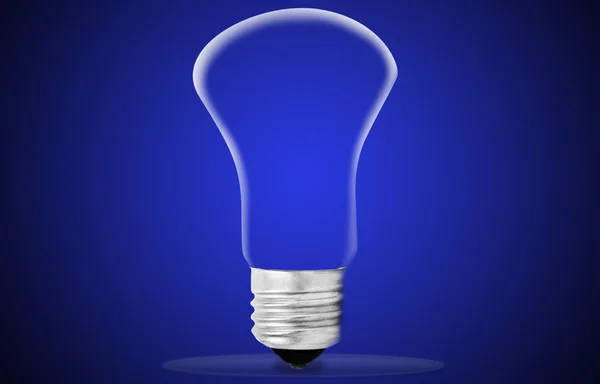Лампочка на синьому фоні — стокове фото