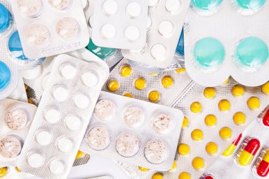 Beyaz arka planda izole edilmiş haplar