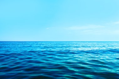 Mavi gökyüzü ile güzel deniz