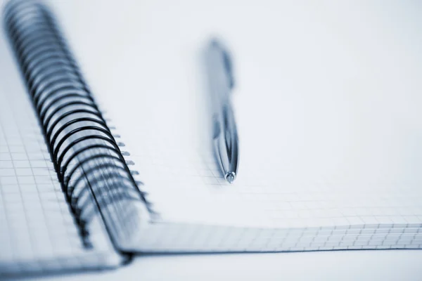 Cuaderno y pluma en composición en blanco y negro — Foto de Stock