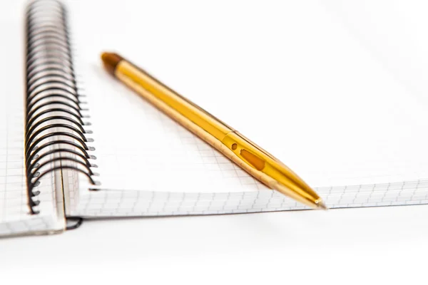 Notebook en pen in compositie in zwart-wit — Stockfoto