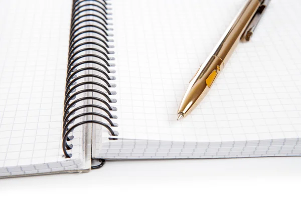 Cuaderno y pluma en composición en blanco y negro — Foto de Stock