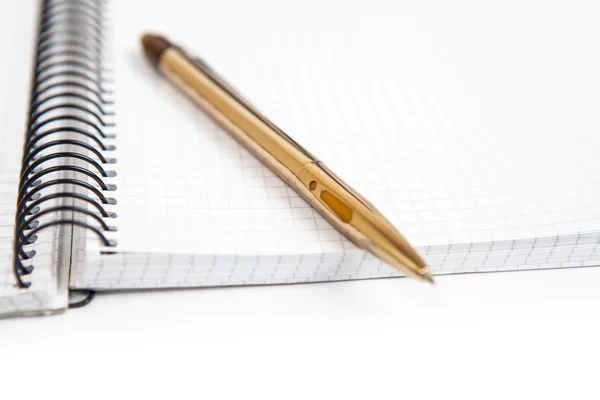 Cuaderno y pluma en composición en blanco y negro — Foto de Stock