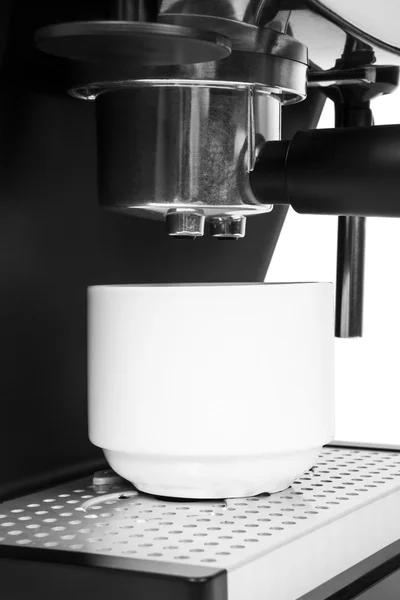 Fabricante de café isolado em um fundo branco — Fotografia de Stock