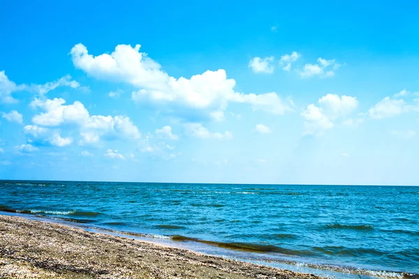 Mavi gök, güneş ve deniz — Stok fotoğraf