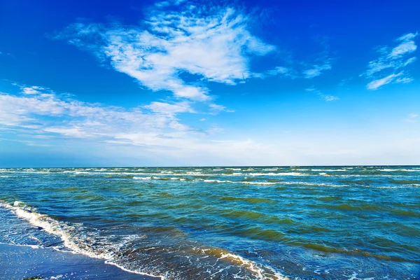 Blå himmel, sol och hav — Stockfoto