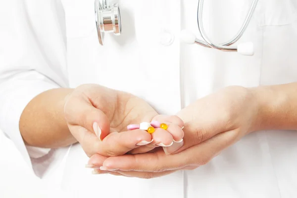 Pastillas en una mano sobre un fondo blanco — Foto de Stock