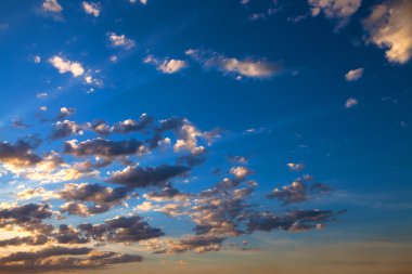 Beyaz bulutlu mavi gökyüzü