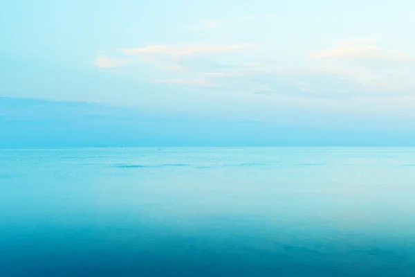 Блакитне небо, сонце і море — стокове фото