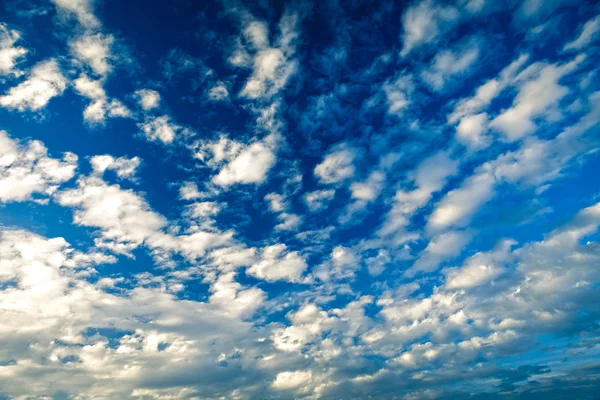 Céu azul com nuvens brancas fundo — Fotografia de Stock