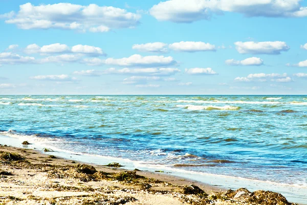 Голубое небо, солнце и море — стоковое фото