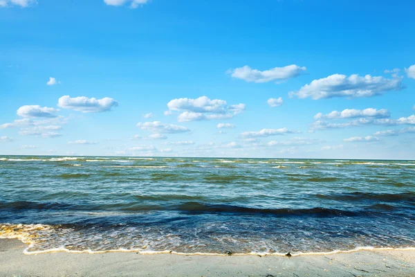 蓝蓝的天空、 阳光和大海 — 图库照片