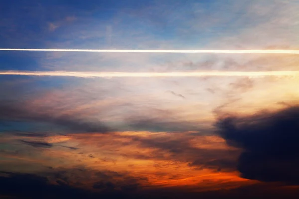 Ciel bleu avec fond de nuages blancs — Photo