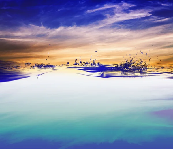 Su ve hava kabarcıkları gökyüzü arka plan üzerinde — Stok fotoğraf