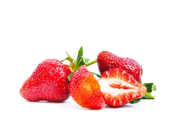 Aardbeien geïsoleerd op witte achtergrond — Stockfoto