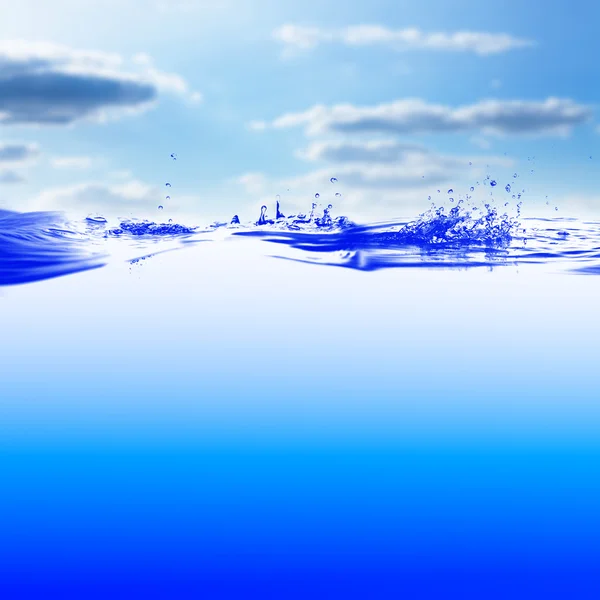 Agua y burbujas de aire sobre el fondo del cielo — Foto de Stock