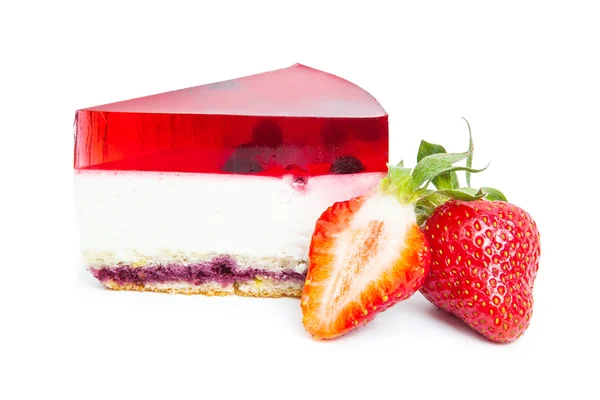 흰색 배경에 고립 된 빨간 딸기 케이크 — 스톡 사진