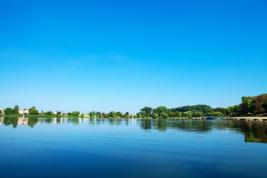 Resimli orman ve nehir.