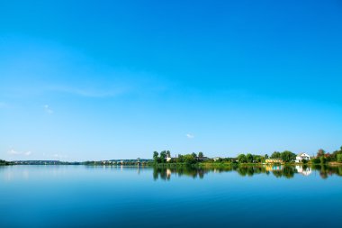 Resimli orman ve nehir.