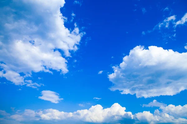 Blå himmel med vita moln bakgrund — Stockfoto