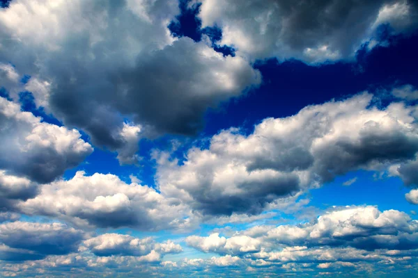 Blauer Himmel mit weißen Wolken Hintergrund — Stockfoto