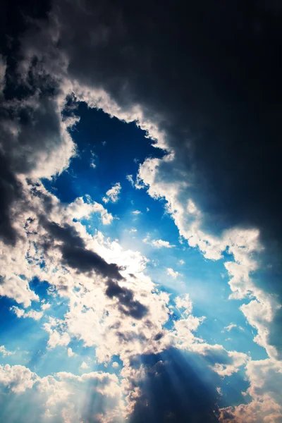 Ciel bleu avec fond de nuages blancs — Photo