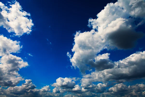 Blauwe lucht met witte wolken achtergrond — Stockfoto