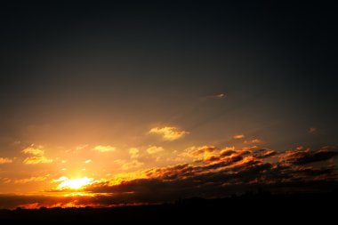 Bulutlu ve güneşli mavi gökyüzü