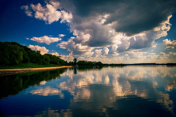 Мальовничий ліс і річка — стокове фото