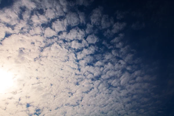 Голубое небо на фоне белых облаков — стоковое фото
