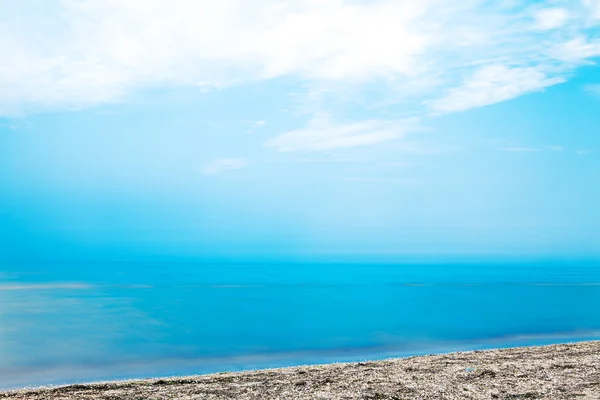 海鸥在蓝蓝的天空与自然海景 — 图库照片