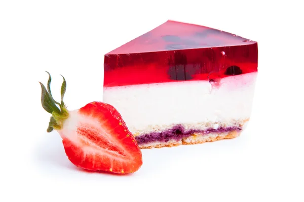 Torta di fragole rosse isolata su sfondo bianco — Foto Stock