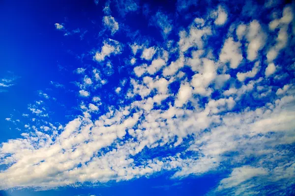 Cielo blu con nuvole e sole — Foto Stock