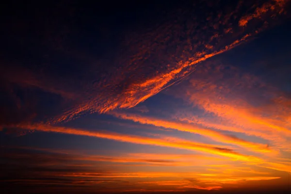 Blauwe lucht met wolken en zon — Stockfoto