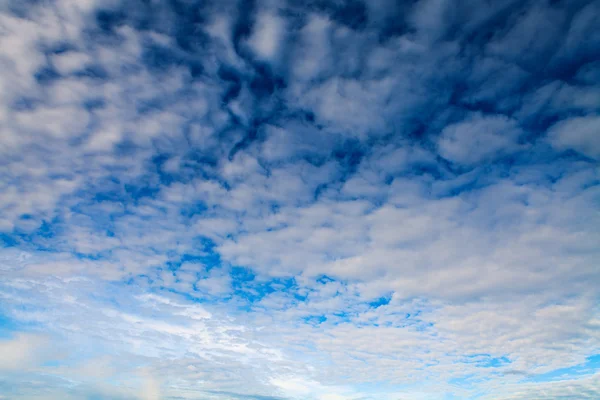 Голубое небо на фоне белых облаков — стоковое фото