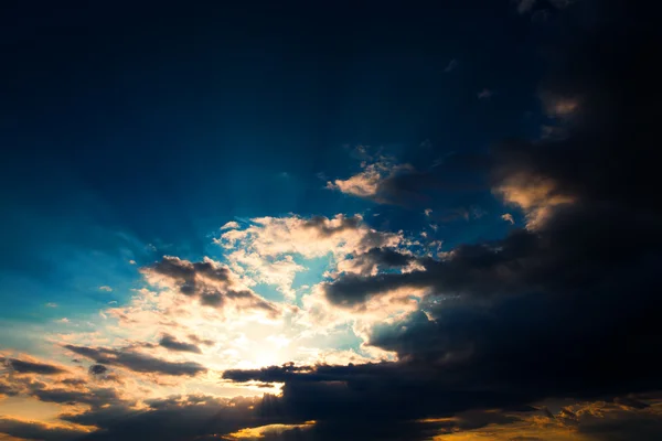 Blå himmel med moln och sol — Stockfoto