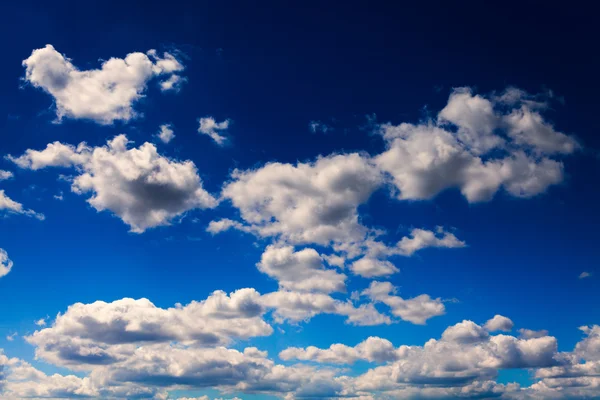 Blauer Himmel mit weißen Wolken Hintergrund — Stockfoto