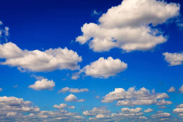 Ciel bleu avec fond de nuages blancs — Photo