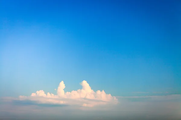 Cielo blu con sfondo nuvole bianche — Foto Stock