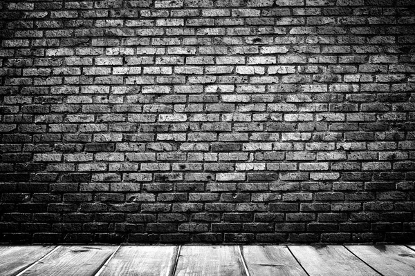 Habitación oscura con suelo de madera y fondo de pared de ladrillo — Foto de Stock