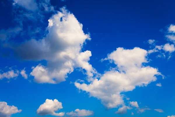 Ciel bleu avec nuages et soleil — Photo