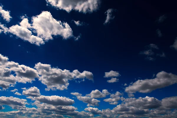 Blauer Himmel mit weißen Wolken Hintergrund — Stockfoto