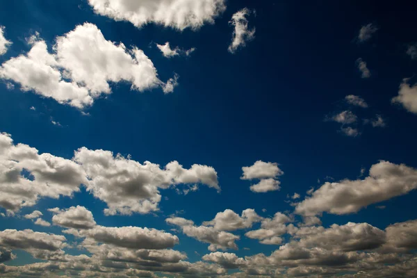 Cielo azul con fondo de nubes blancas —  Fotos de Stock