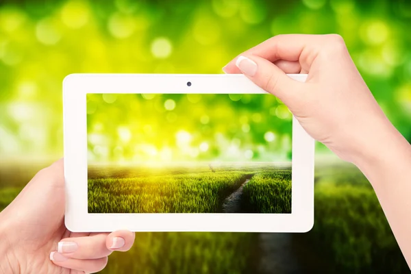 Tablet computador em mãos — Fotografia de Stock