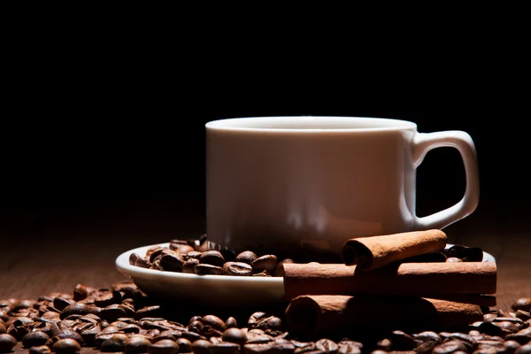 Café con granos de café —  Fotos de Stock